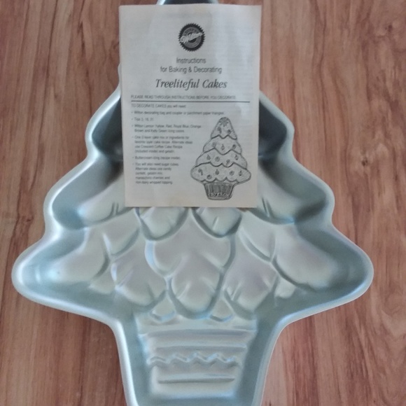 Wilton Christmas Tree Cake Pan - Picture 3 of 8